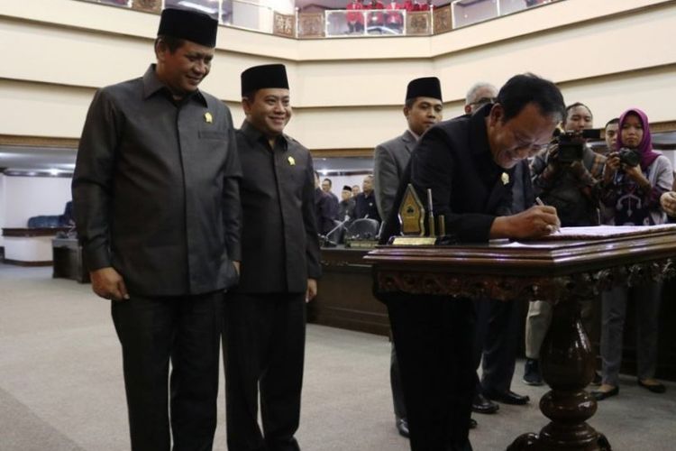 Ketua DPRD Provinsi Jawa Tengah Bambang Kusriyanto menandatangani persetujuan APBD Jateng 2020. 