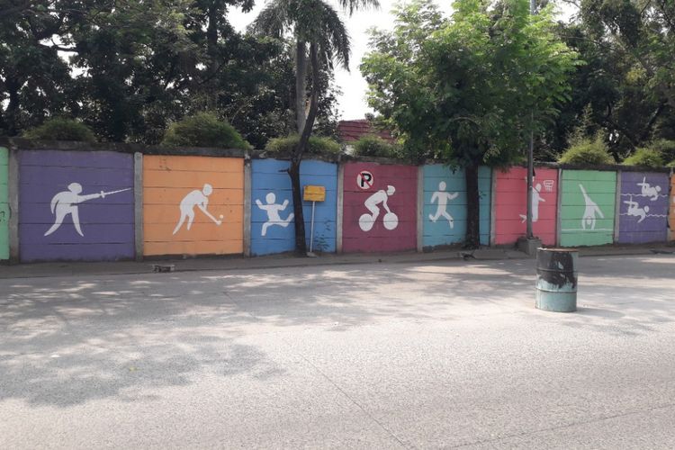 Mural bergambar cabang olahraga Asian Games menghiasi tembok di sepanjang Jalan Patangtritis, Pademangan, Jumat (13/7/2018).