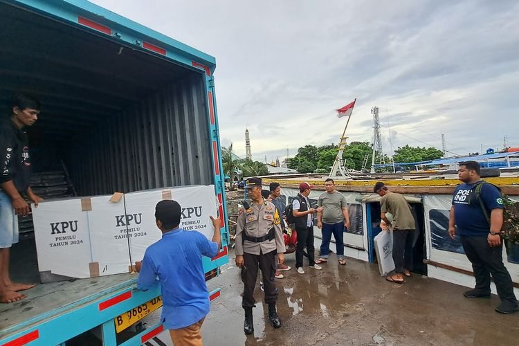 Tampak seseorang dikawal pihak kepolisian saat mengangkat logistik Pemilu 2024 ke atas kapal di Pelabuhan Paotere untuk didistribusian ke Kecamatan Pulau Sangkarrang Makassar, Sulsel, Minggu (11/2/2024)