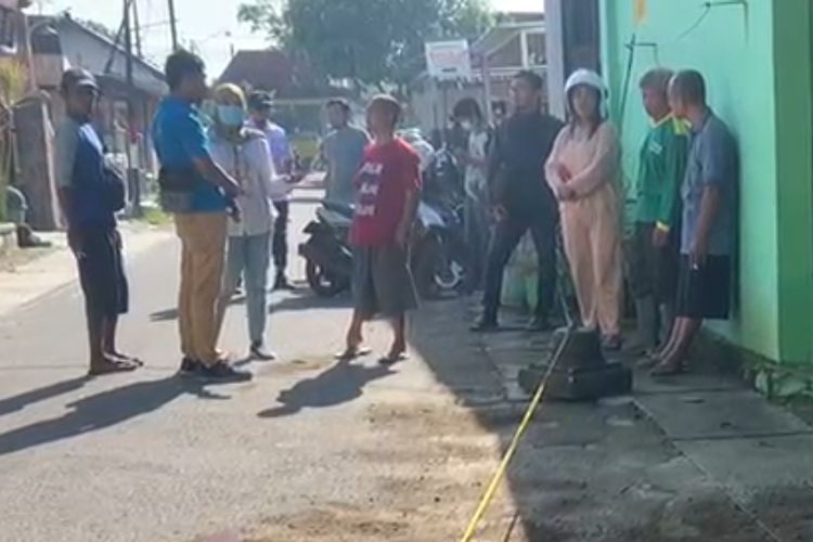 DIBUNUH--Di lokasi inilah seorang perempuan berinisial YR (44) ditemukan tewas bersimbah darah setelah dibunuh suami sirinya di Jalan Nitikusumo, Kelurahan Damangan, Kecamatan Taman, Kota Madiun, Jawa Timur, Rabu (21/12/2022) pagi. 