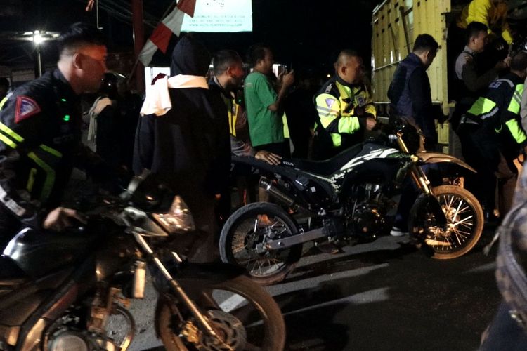 Aparat kepolisian menahan sepeda motor yang digunakan pesilat anggota PSHT Blitar selama operasi pengamanan kegiatan pengesahan anggota baru PSHT Blitar Raya, Minggu (23/7/2023) malam.