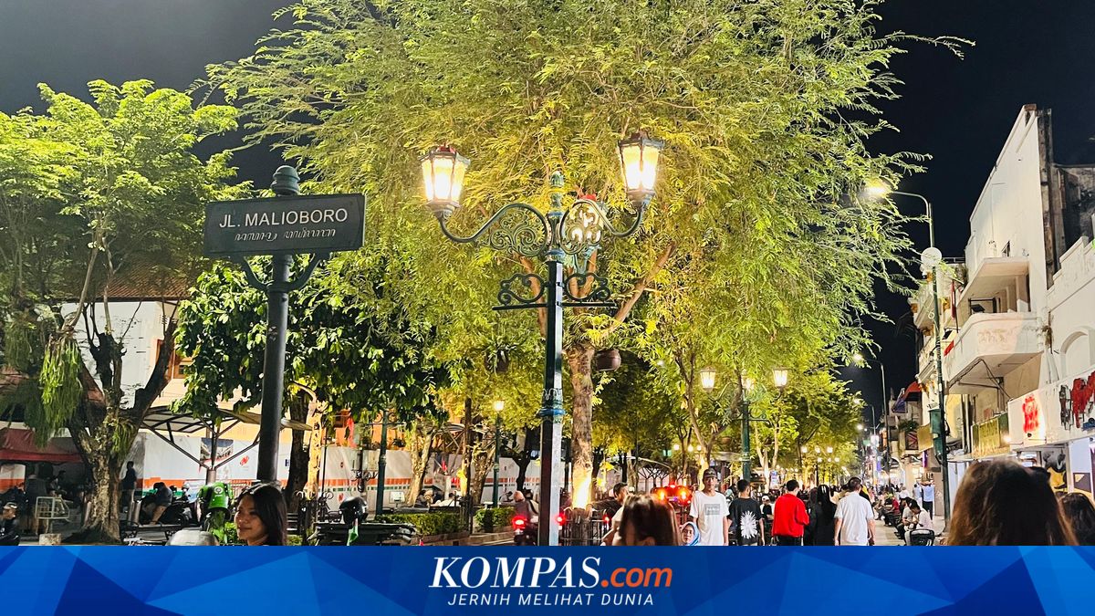 KOMPAS.com - Menteri Pariwisata (Menpar), Widiyanti Putri Wardhana menanggapi kekecewaan jajaran Gabungan Industri Pariwisata Indonesia (GIPI) yang dihapus dari Undang Undang Kepariwisataan Nomor 10 Tahun 2009. Ia mengatakan, perubahan Perubahan Ketiga Undang Undang No 10 Tahun 2009 tentang Kepariwisataan adalah hak inisiatif DPR RI. Penyusunannya diklaim telah dibahas bersama Pemerintah dan Industri Kepariwisataan secara terbuka dan telah dilakukan berbagai rangkaian konsultasi publik. Adapun pelibatan asosiasi kepariwisataan disebut tercantum dalam Bab IV Pasal 8 ayat (2) huruf j yang membahas ekosistem kepariwisataan. "Dalam Bab VII Pasal 22 tercantum bahwa setiap pelaku usaha pariwisata berhak membentuk dan menjadi anggota asosiasi kepariwisataan. Atas dasar tersebut maka asosiasi kepariwisataan dapat tetap berperan dalam membangun serta mengembangkanpariwisata Indonesia," kata Widiyanti dalam siaran pers yang diterima Kompas.com pada Selasa (14/10/2025). Baca juga: Dihapus dari UU Kepariwisataan, GIPI akan Kirim Surat ke Presiden Prabowo