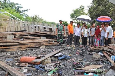 Satu Rumah Hangus Terbakar di Sumbawa Barat, Bupati Beri Bantuan