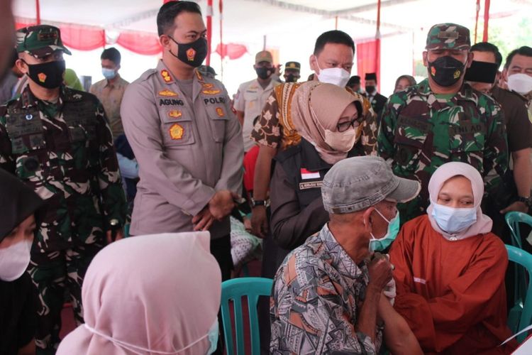 Bupati Jombang Mundjidah Wahab mengunjungi lokasi vaksinasi massal di Klenteng Gudo, Kabupaten Jombang, Jawa Timur, Kamis (14/10/2021).