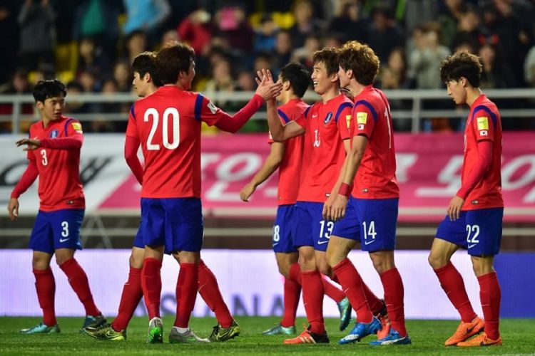 Para pemain Korea Selatan merayakan gol ke gawang Myanmar pada pertandingan kualifikasi Piala Dunia 2018 di Suwon, 12 November 2015.