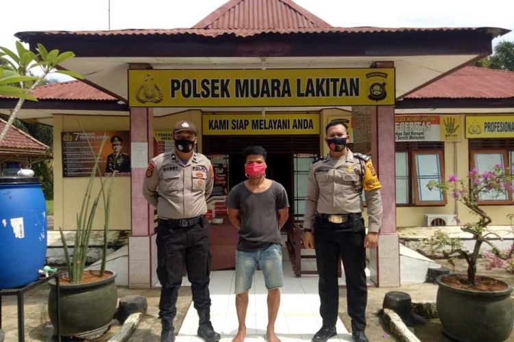 Tesangka Rudi Hartono (24) pelaku begal yang nyaris tewas diamuk massa saat berada di Polsek Muara Lakitan, Kabupaten Musirawas, Sumatera Selatan, Selasa (29/9/2020).