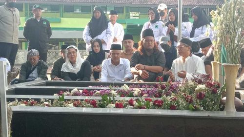 Ganjar Ziarah Ke Makam Kakek Cak Imin, KH Bisri Syansuri di Jombang 