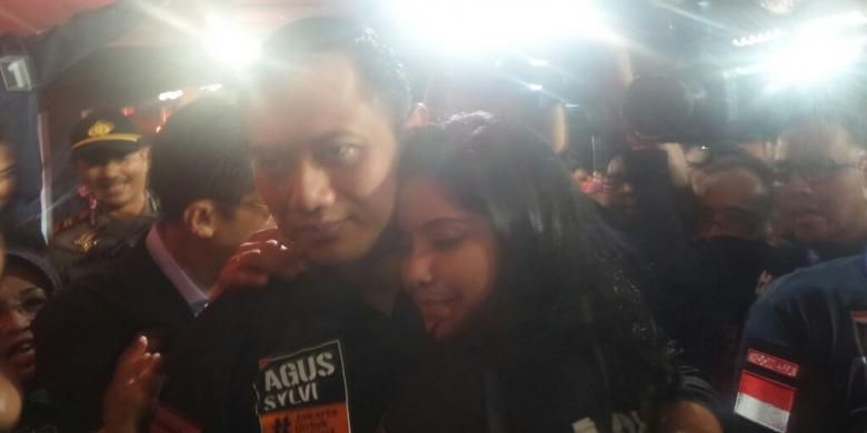 Cagub DKI Agus Yudhoyono dipeluk istrinya, Annisa Pohan, usai debat ketiga di Hotel Bidakara, Jumat (10/2/2017). 