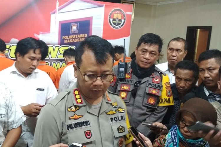 Kapolrestabes Makassar Kombes Pol Wahyu Dwi Ariwibowo saat menggelar konferensi pers terkait pembunuhan berencana yang mengakibatkan seorang juri parkir di Makassar meninggal dunia, Senin (14/10/2019).
