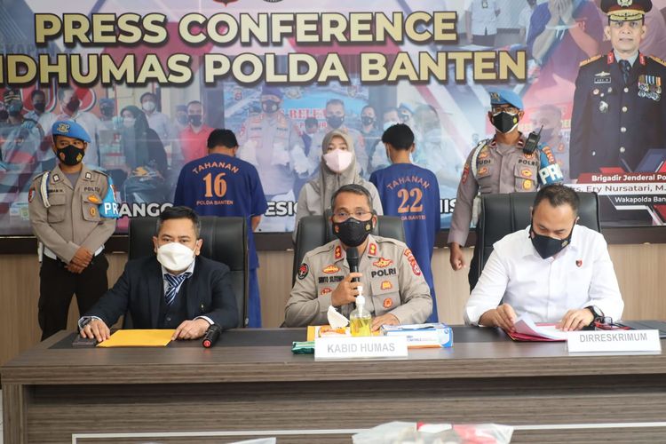 Kepolisian saat melakukan konferensi pers soal penangkapan enam tersangka yang menggeruduk kantor Gubernur Banten Wahidin Halim di Mapolda Banten, Senin (27/12/2021).