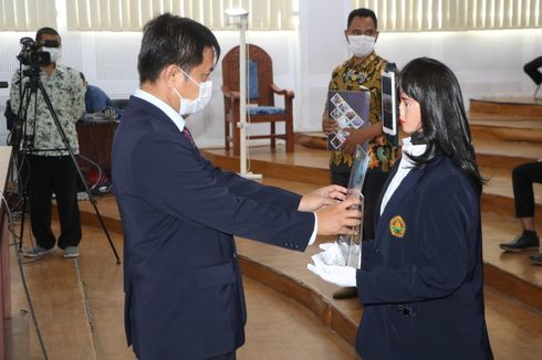 Cegah Penularan Covid-19, Peserta Yudisium Universitas Jember Digantikan Robot