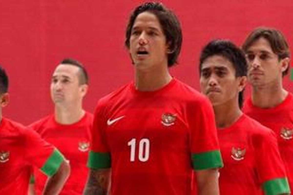 Pemain timnas Indonesia Irfan Bachdim mengenakan jersey baru tim nasional sepak bola Indonesia untuk Piala AFF 2012 di Stadion Utama Gelora Bung Karno, Senayan, Jakarta, Senin (12/11/2012). Di Piala AFF yang akan berlangsung di Malaysia dan Thailand, Indonesia berada di Grup B bersama tuan rumah Malaysia, Singapura, dan Laos. KOMPAS IMAGES/RODERICK ADRIAN MOZES