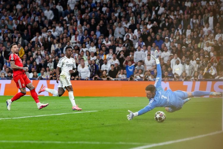 Penyerang Real Madrid Vinicius Junior mencetak gol kedua timnya pada laga leg kedua babak play-off babak gugur Liga Champions UEFA antara Real Madrid CF dan SL Benfica di Stadion Santiago Bernabeu di Madrid pada 25 Februari 2026.