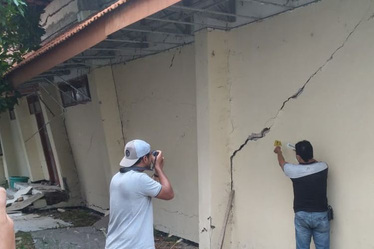 Selain bangunan ambruk, sebagian gedung IPHI Lamongan juga sudah mengalami retak dengan membuat bangunan menjadi miring, Minggu (2/10/2022).