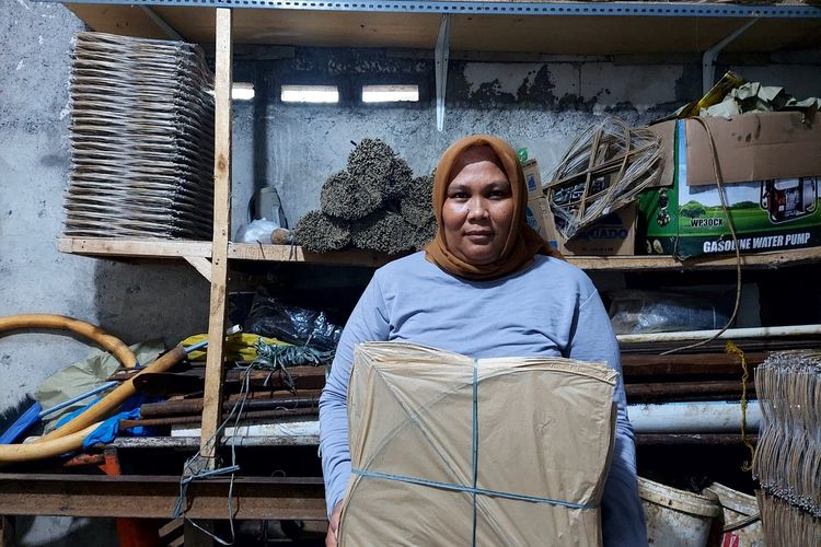 Tinawati atau Titin (37) salah satu perajin dan pengepul layang-layang di Kampung Tarikolot, Cimande, Kabupaten Bogor Jawa Barat