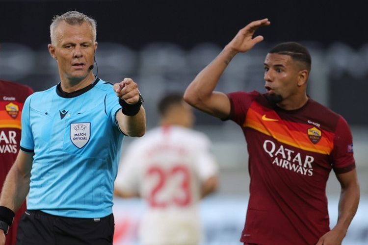 Bek AS Roma, Bruno Peres, protes ke wasit pada laga Liga Europa kontra Sevilla di MSV Arena pada 6 Agustus 2020.