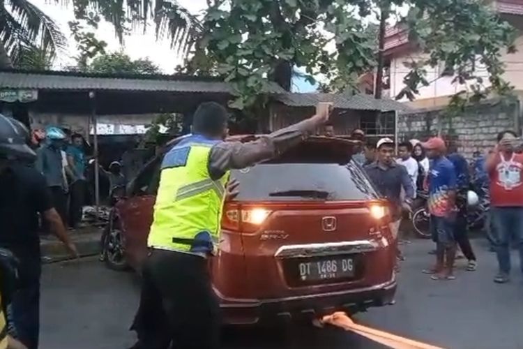 Diduga karena lepas kendali, sebuah mobil mini bus menabrak warung manisan di jalan Moh Husni Tamrin, Kecamatan Wolio, Kota Baubau, Sulawesi Tenggara, Senin (28/8/2023) Pukul 17.00 WITA.