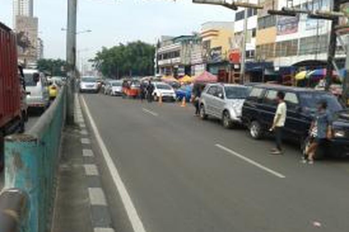 Traffic bottle neck atau penyempitan ruas jalan di arah masuk terowongan Tanah Abang, Jakarta Pusat, Minggu (28/7/2013). Akibatnya, kendaraan yang hendak masuk terowongan dan mengarah ke Cideng terhambat kendaran yang hendak menuju Pasar Tanah Abang