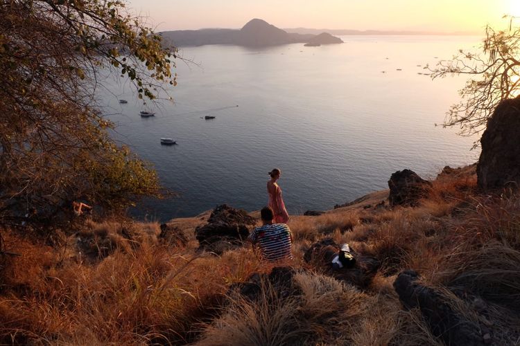 Pemandangan matahari terbit di Pulau Padar, Nusa Tenggara Timur