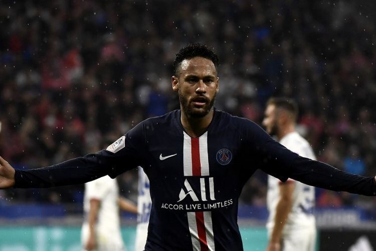 Penyerang Paris Saint-Germain, Neymar, merayakan golnya pada pertandingan Olympique Lyon vs PSG di Stadion Groupama dalam lanjutan Liga Perancis, 22 September 2019. 