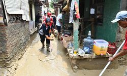 Turun Langsung, Relawan Pertamina Bantu Pembersihan dan Cek Kesehatan Korban Banjir Bekasi