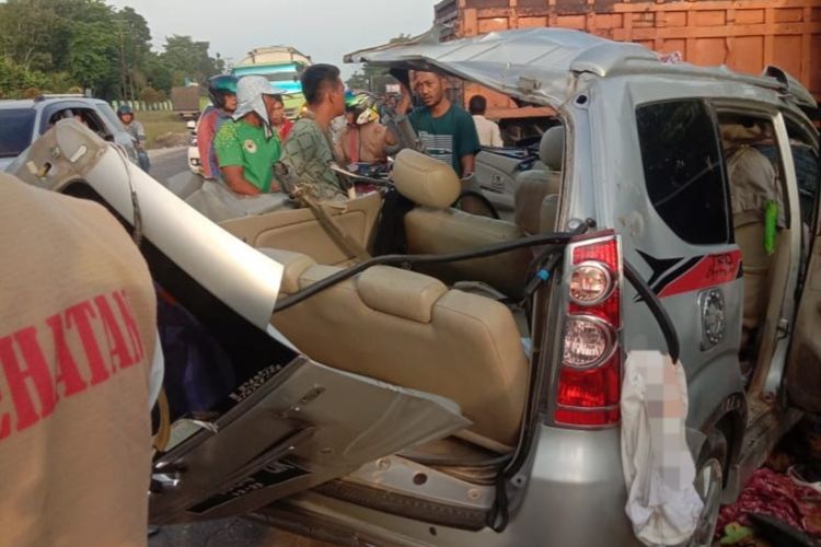 Mobil minibus yang mengalami kecelakaan lalu lintas di Jalan Kubang Raya, Kecamatan Siak Hulu, Kabupaten Kampar, Riau, Kamis (27/4/2023).