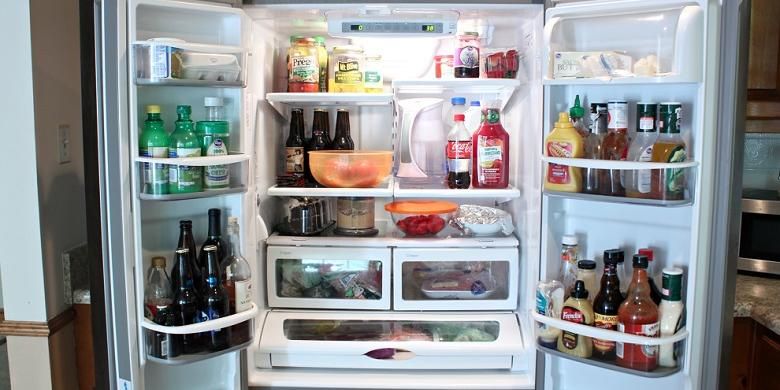 Ketika melihat bekas-bekas makanan berserakan di rak kulkas, tiba-tiba Anda menyadari bahwa inilah saatnya untuk membersihkan kulkas.