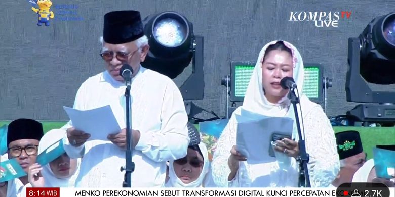 Gus Mus dan Yenny Wahid dalam acara Resepsi Satu Abad NU di Sidoarjo, Jawa Timur, Selasa (7/2/2023).