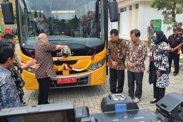 Wakil Gubernur DIY KGPAA Paku Alam X secara simbolis menyerahkan bus sekolah ke Pemkab Gunungkidul di Taman Budaya Gunungkidul. Senin (13/2/2023)