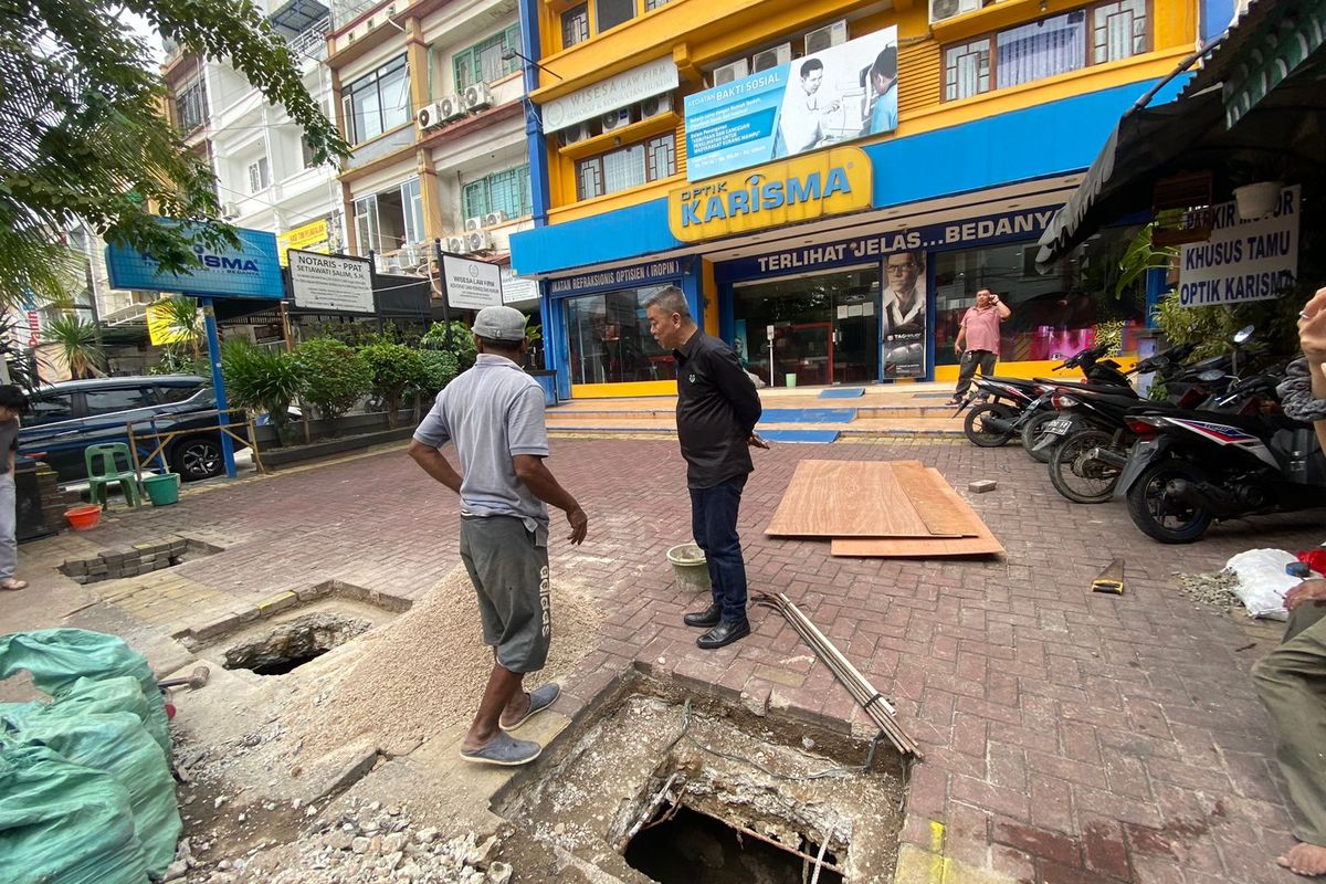 Conblock dan beton di depan kantor Ketua RT 011/RW 03 di Pluit, Riang Prasetya, tengah dibongkar secara mandiri, Selasa (30/5/2023).