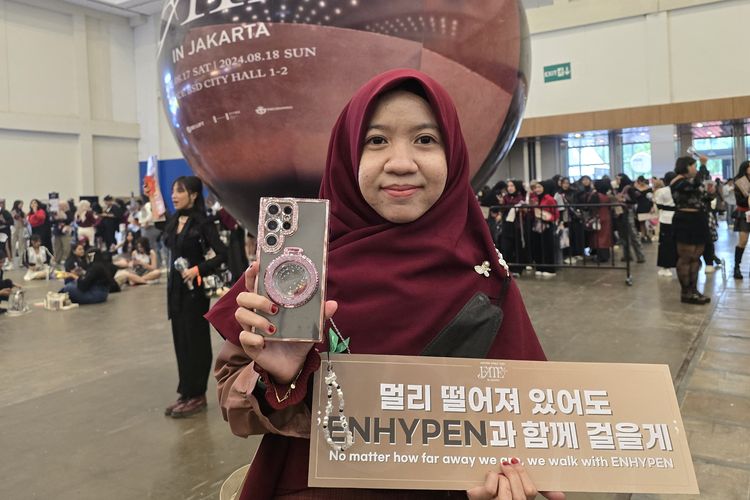 Ayu, Engene asal Cilegon. Ia mengatakan siap merekam Bias (anggota favoritnya) Heeseung dengan Samsung S24 Ultra. Ia rela beli Samsung Galaxy S24 Ultra untuk merekam Enhypen. 