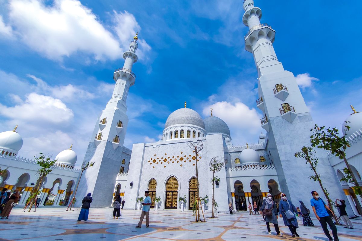 Masjid Raya Sheikh Zayed Kota Solo.
