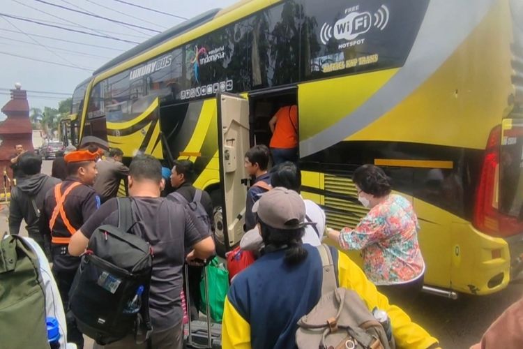 Sejumlah penumpang kereta api naik bus dari Stasiun Cirebon menuju Stasiun Purwokerto, Senin (4/12/2023). Solusi PT KAI Daop 3 Cirebon ini dilakukan karena kereta api yang menuju Purwokerto tidak dapat melintas akibat tertutup material longsor.