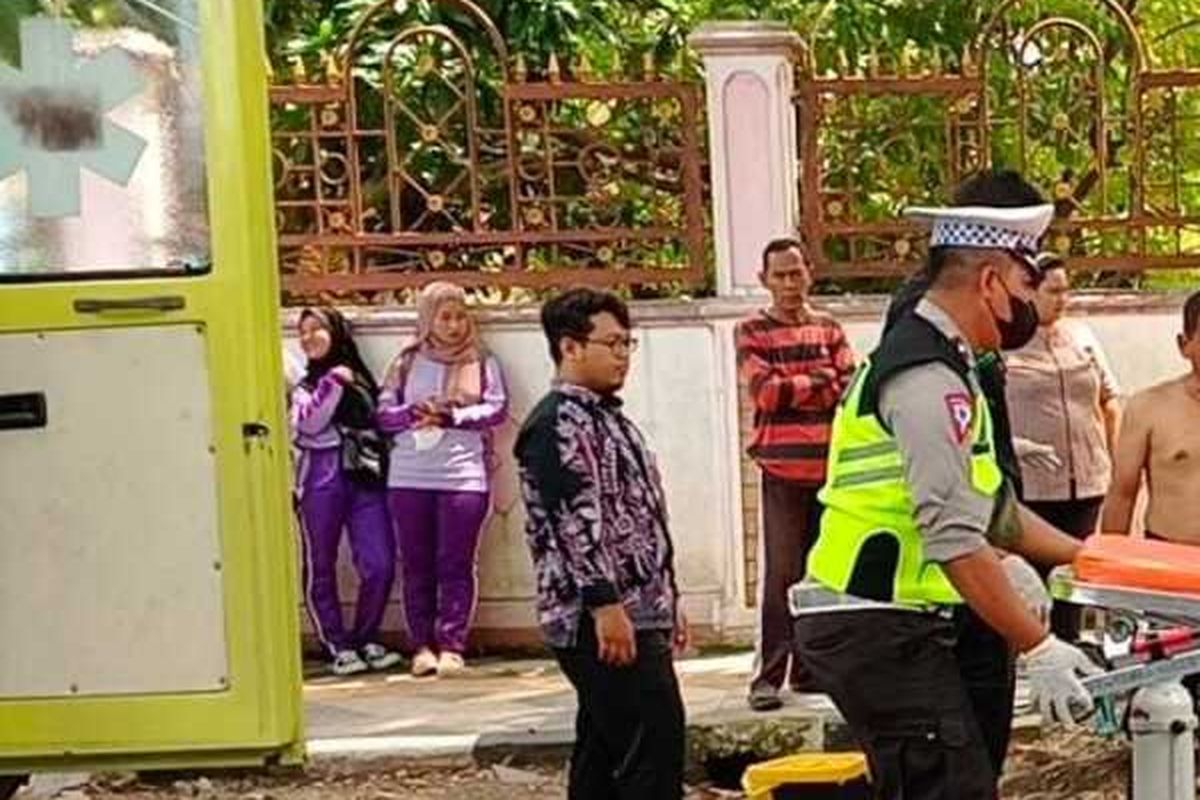 Petugas kepolisian mengevakuasi pegawai Dinsos Bojonegoro yang terjatuh dari bak truk saat memindahkan barang-barang dari kantor lama menuju kantor baru. Rabu (11/1/2023)