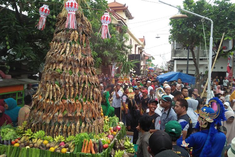 Gunungan ikan setinggi 4 meter jadi perhatian warga dalam acara sedekah bumi Desa Pandanan, Kecamatan Duduksampeyan, Gresik, Jawa Timur, Jumat (9/9/2022) sore WIB.