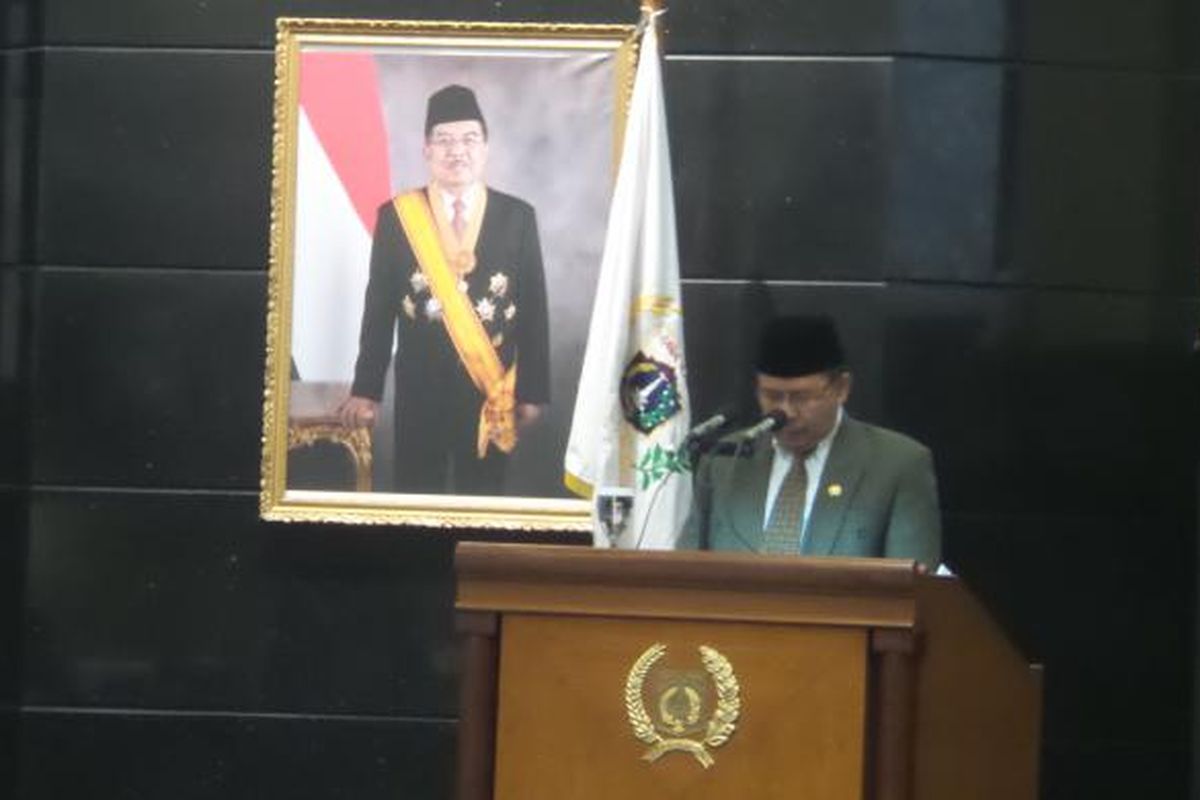 Ketua Komisi E DPRD DKI Jakarta Pantas Nainggolan saat membacakan tanggapan DPRD terhadap laporan kegiatan pertanggungjawaban (LKPJ) Pemerintah Provinsi DKI pada tahun 2014 pada rapat paripurna yang digelar di Gedung DPRD DKI, Kamis (23/4/2015) 