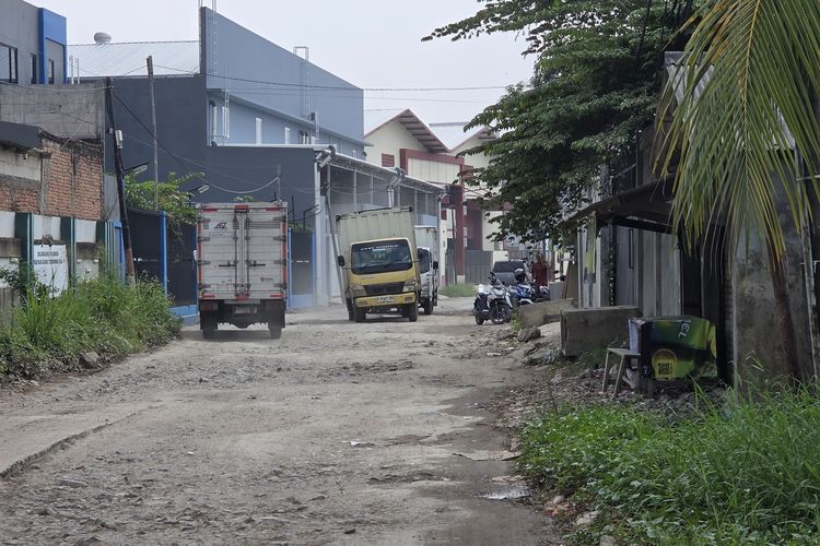Jalan Cipondoh Tangerang Rusak, Pengendara Sering Jatuh hingga Luka-luka