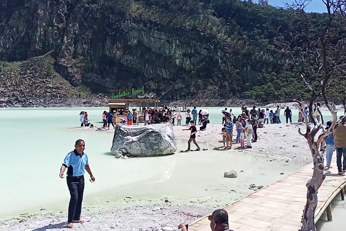 Wisata Alam Kawah Putih Ciwidey Kabupaten Bandung di masa libur lebaran menjadi pilihan wisata favorit 