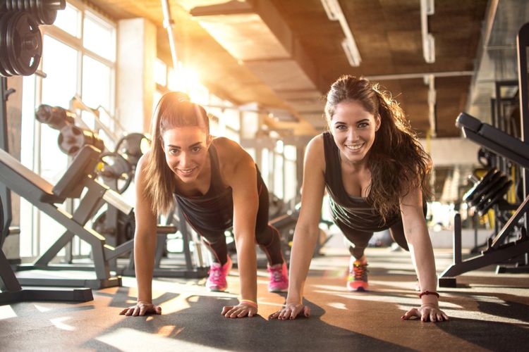 Ilustrasi dua perempuan berolahraga di gym