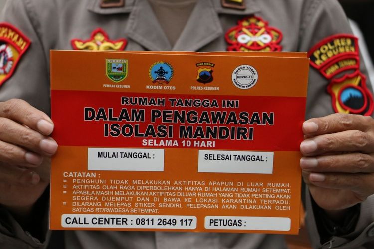 Stiker yang dipasang di rumah warga yang isoman di Kebumen, Jawa Tengah.
