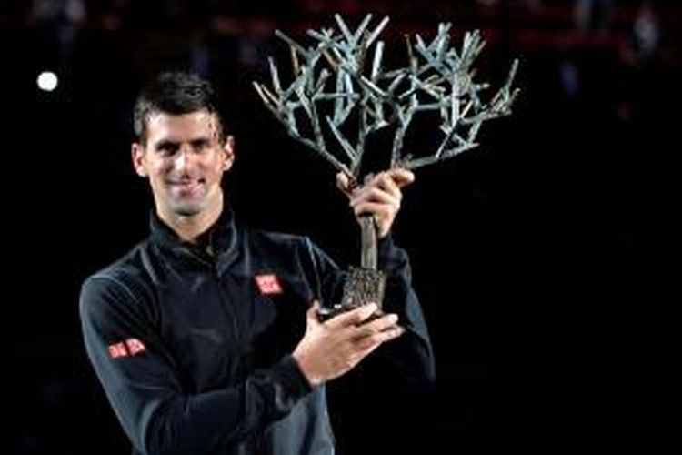 Petenis Serbia, Novak Djokovic mengangkat trofi juara Paris Masters setelah mengalahkan petenis Spanyol, David Ferrer, pada laga final di Bercy Palais-Omnisport, Paris, Minggu (3/11/2013).