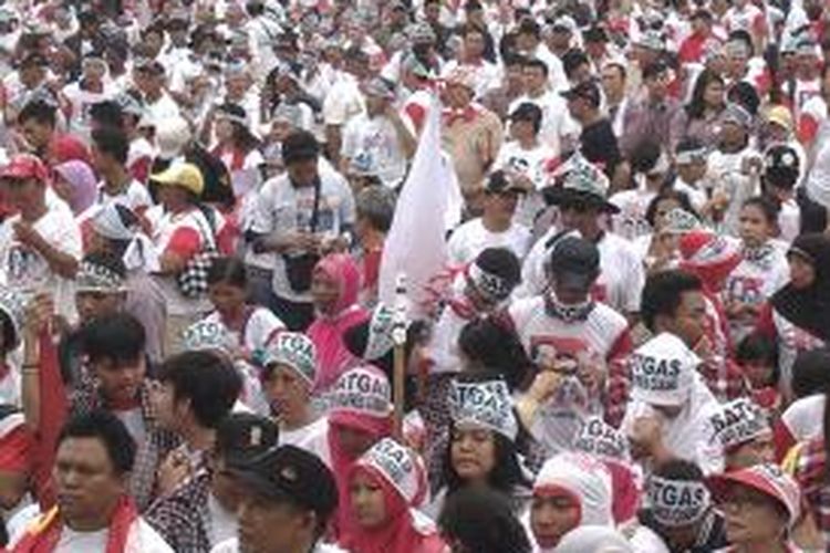 Suasana relawan Jokowi-JK yang menggunakan ikat kepala bertuliskan 