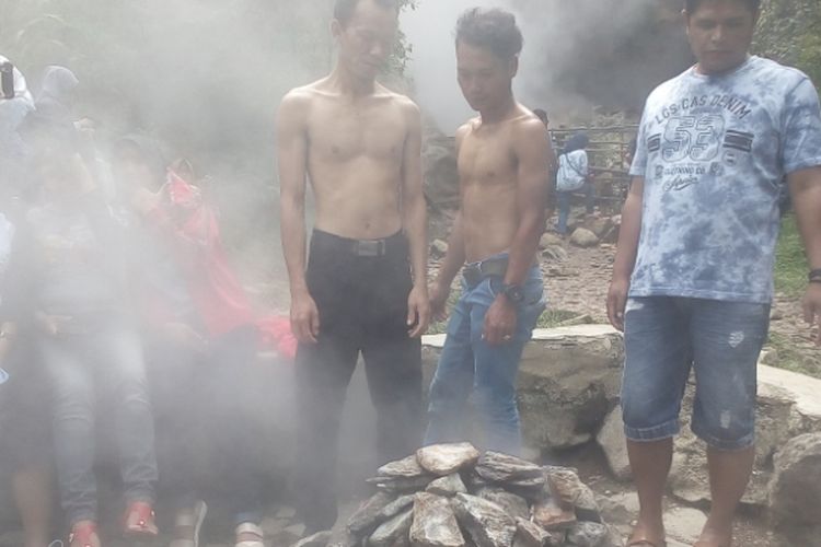 Sejumlah pengunjung mandi uap dari kawah yang ada di kawah Kamojang