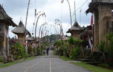 Desa di bali yang terkenal mempunyai struktur bangunan yang teratur dan rapi adalah