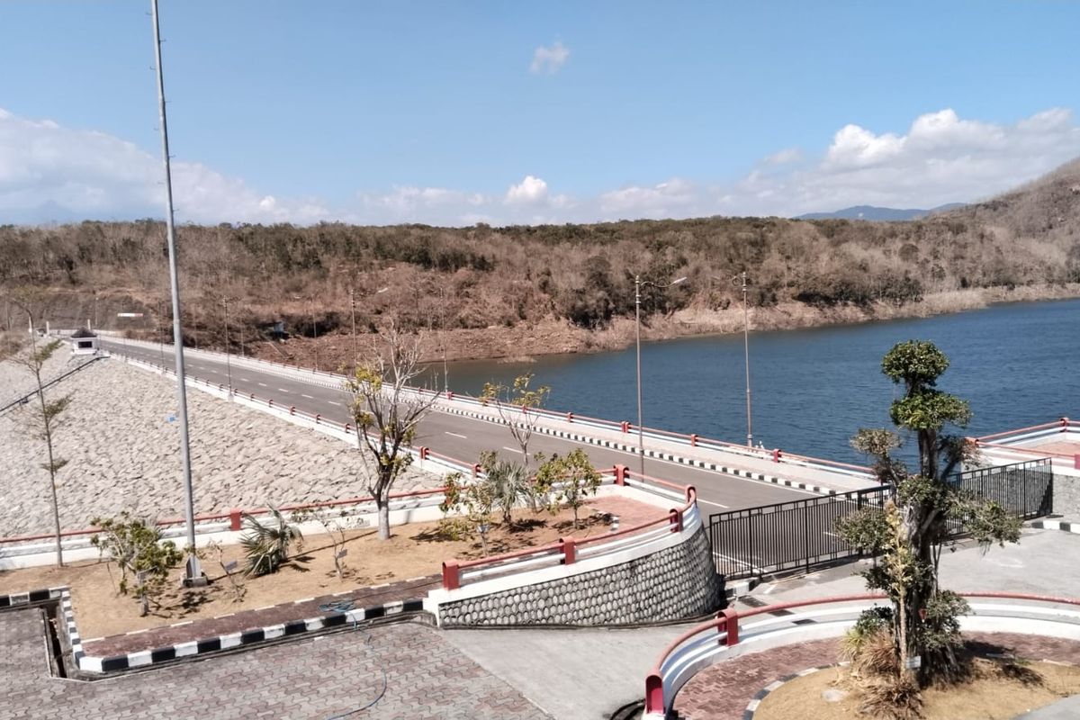 Volume air Waduk Bendo Ponorogo yang berada di Dusun Bendo, Desa Ngindeng, Kecamatan Sawoo, Kabupaten Ponorogo, Jawa Timur dilaporkan menyusut drastis menyusul musim kemarau yang berkepanjangan.