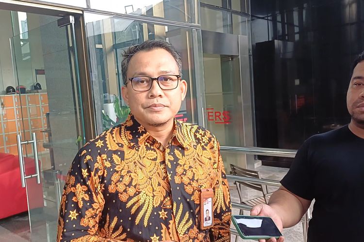 Juru Bicara KPK Ali Fikri mengungkapkan pihaknya membuka peluang keluarga inti eks Menteri Pertanian Syahrul Yasin Limpo (SYL) jika memang tim penyidik membutuhkan keterangan mereka. Selasa (20/2/2024).