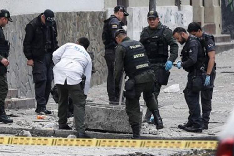 Polisi penjinak bom melakukan pemeriksaan di lokasi ledakan di dekat arena adu banteng La Macarena di pusat kota Bogota, Minggu (19/2/2017). 