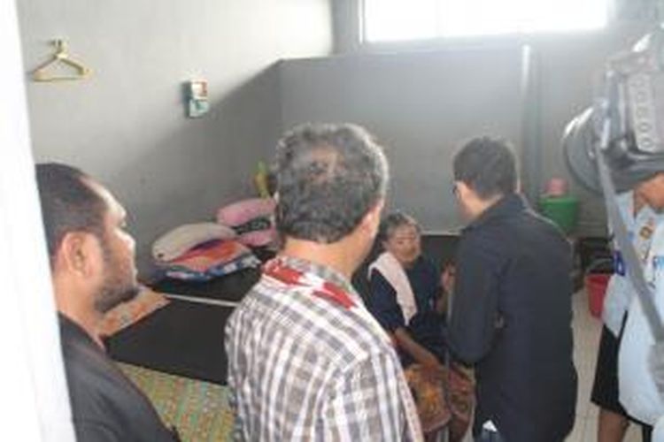Anggota Komisi III DPR RI, Herman Herry (baju hitam dan membelakangi lensa) memberikan sejumlah uang kepada Maria Ulu, tahanan Lapas wanita Kupang, NTT, yang berusia 89 tahun