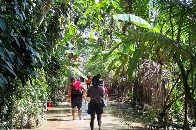 Anak-anak di Desa Antiga, Karangasem, Bali masih tak bisa sekolah karena banjir belum surut, buku pelajaran pun basah.