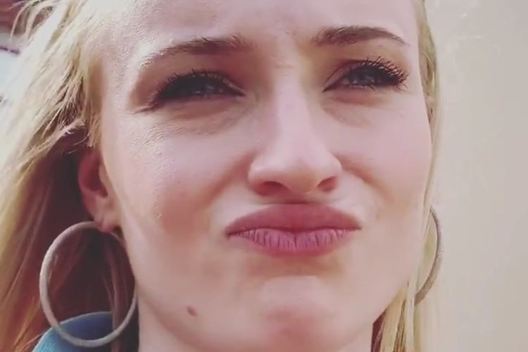 Aktris Sophie Turner mengunggah video tanpa riasan wajah lewat media sosialnya.